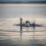 Sonhar com criança se afogando